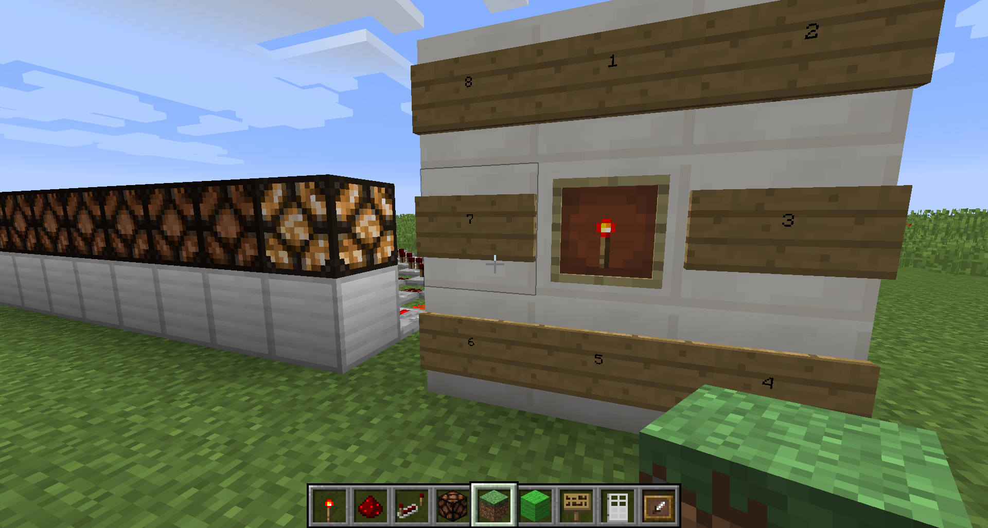 An item frame outputting a power level of one.